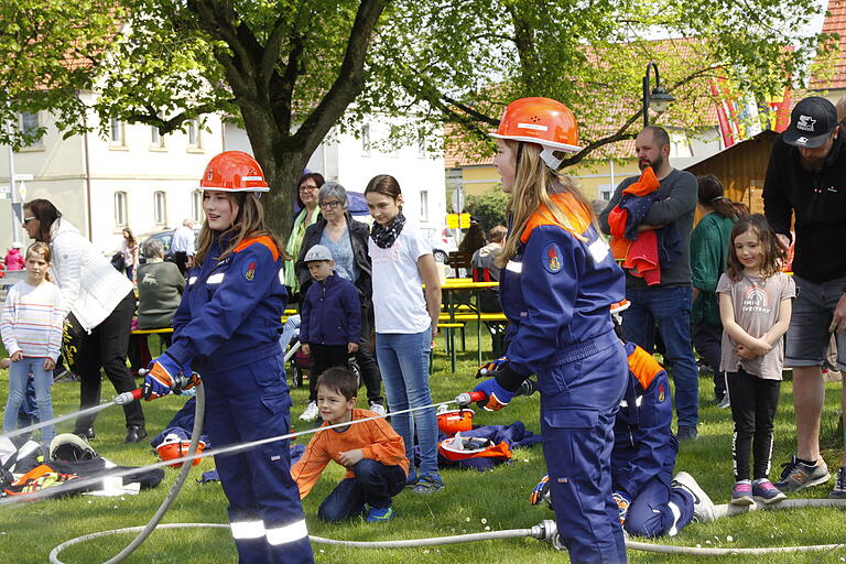 Zielgenauigkeit erforderte das Schaulöschen, demonstriert von der Feuerwehrjugend.