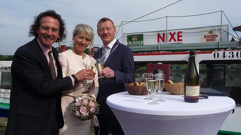 Thomas Hantke und Verena Nickel aus dem westfälischen Dorf Hamm-Lerche waren das erste Brautpaar, das Bürgermeister Peter Juks 2017 auf der Nixe traute.&nbsp;