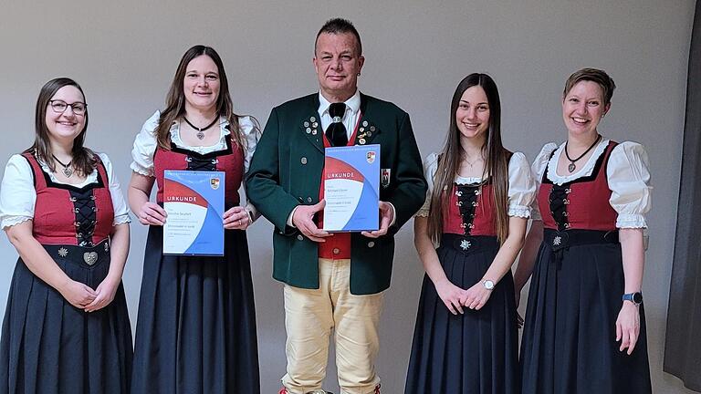 Auf dem Foto 2. Vorsitzende Anika Betz, Kerstin Seufert, Michael Ebner, Lea Ebner, 1. Vorsitzende Katja Herbst.