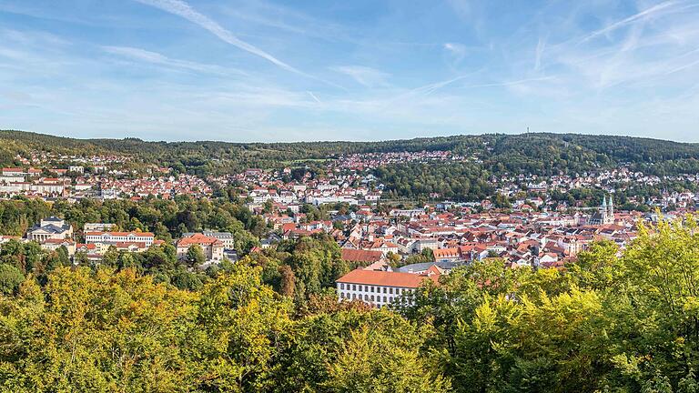 Panorama-Blick auf Meinigen: Die Kreisstadt im südthüringischen Landkreis Schmalkalden-Meiningen zählt seit Anfang des Jahres mit der Eingemeindung von Sülzfeld zehn Ortsteile.