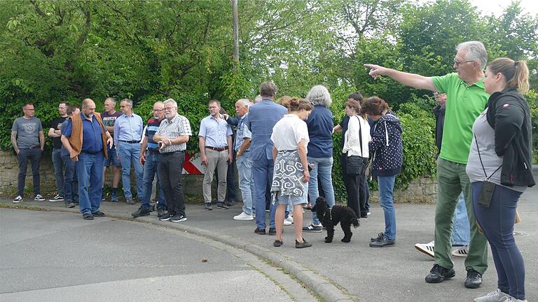 In der Kurve in der Mainstraße sollte der Bordstein weiter abgesrenkt werden, damit Wasser leichter zum Main hin abfließen kann.