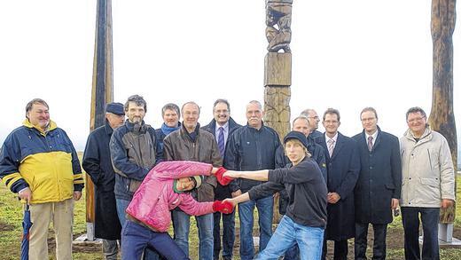 Blickfang: Das Stelenfeld Mellrichstadt auf dem Reuthberg wurde am Donnerstag seiner Bestimmung übergeben. Im Bild (hinten, von rechts): Roman Wagner, Wolfgang Sauer, Jens Ehmke, Peter Suckfüll, Robert Mack, Manfred Schreiner, Eberhard Streit, Herbert Holzheimer, Manfred Reder, Dietmar Balling sowie Rudolf Schwarzer und Martin Gores. Vorne: die Künstler Sayaka Kawashima und Christopher Schwarzkopf.