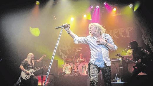 45 Jahre Uriah Heep  - Hardrock vom Feinsten in der Stadthalle Lauda       -  (ella)   Kaum eine Band bringt ihr Publikum so bis zum Gänsehaut Feeling, wie die englischen Kult Rocker von Uriah Heep, die an diesem Samstag ab 20 Uhr in der Stadthalle Lauda auftreten, Beginn 20 Uhr. Mit Songs wie &bdquo;Easy Living&ldquo;, &bdquo;Lady in Black&ldquo; oder &bdquo;Free me&ldquo; haben die Musiker weltweite Top-Ten-Hits im Gepäck. Und diese werden Uriah Heep in der Stadthalle bei der &bdquo;45th Anniversary Outsider Tour&ldquo; sicherlich zum Besten geben. Uriah Heep feiern in diesem Jahr 45. Bühnenjubiläum. Bis heute sind 24 Studio Alben erschienen mit Klassikern wie &bdquo;The Wizzard&ldquo;, &bdquo;Stealin&ldquo;, &bdquo;Sunrise&ldquo; oder &bdquo;The Magicians Birthday. Dabei gab es Gold  und Platinauszeichnungen am Fließband. Das neueste Werk der Band trägt den Titel &bdquo;Outsider&ldquo; und die neue Single &bdquo;One Minute&ldquo; läuft bereits im Radio.  Was die Band aber erst richtig für ihre Fans auszeichnet ist solides Hard Rock Handwerk. Selbst nach über 40 Millionen verkaufter Alben sowie Tourneen rund um den Globus, suchen die Musiker immer die Herausforderung jeden Abend das Beste vor ihrem Publikum zu geben. Die aktuelle Besetzung besteht aus: Bernie Shaw (lead vocals), Dave Rimmer (bass/vocals),  Mick Box (lead guitar/vocals), Russell Gilbrock (drums), Phil Lanzon (key/vocals). Karten für das Konzert gibt es auch noch an der Abendkasse.