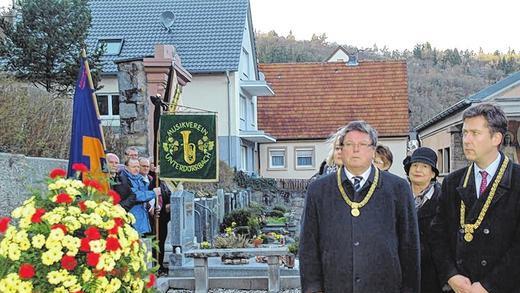 Totengedenken: Auf dem Friedhof im Stadtteil Unterdürrbach haben Oberbürgermeister Christian Schuchardt (rechts) und Bürgermeister Adolf Bauer einen Kranz zur Erinnerung an die Opfer des Bombenangriffs am 31. März 1945 niedergelegt.