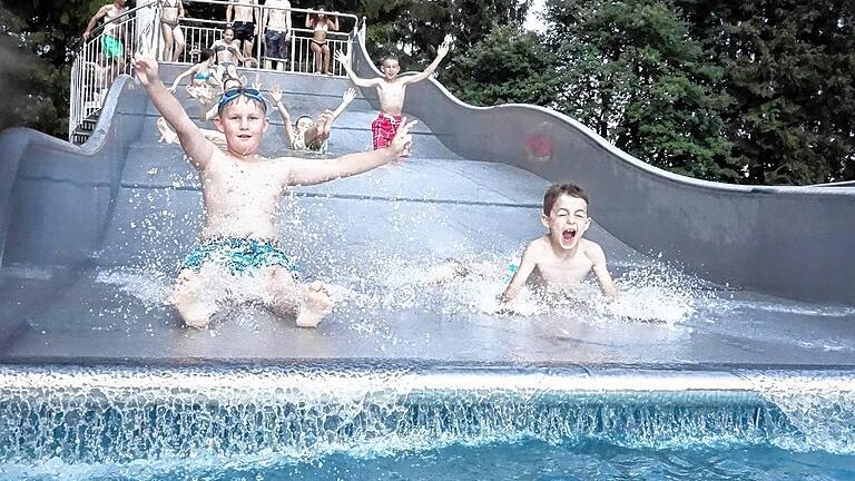 Eine Gaudi: Wer den Sommer in der Rhön verbrachte, der hatte im Bischofsheimer Freibad seinen Spaß. Über einen Traumstart für den Quasi-Neubau freuen sich Stadt und Bürger gleichermaßen.FOTO: Archiv Gerhard Fischer