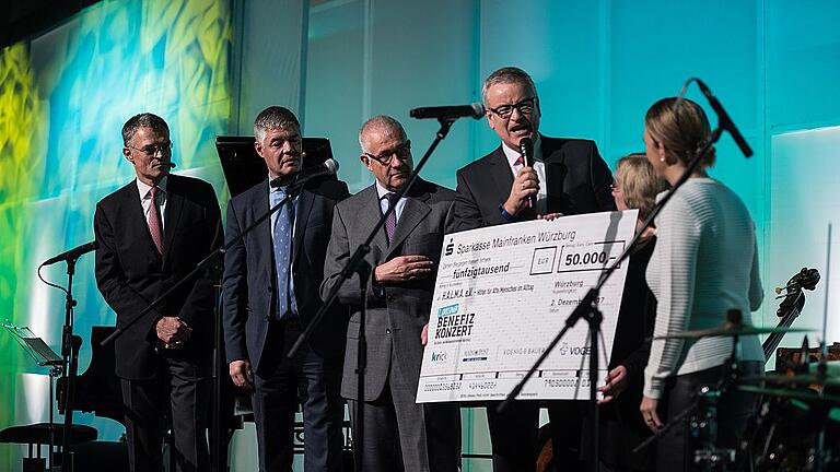 Crossover Benefizkonzert       -  Großer Scheck für die Hilfe für alte Menschen im Alltag: 50 000 Euro konnten die Geschäftsführer und Verantwortlichen der Würzburger Medienhäuser, (v. li). Claus Bolza-Schünemann, Gunther Schunk, Klaus D. Mapara vom Robert Krick Verlag und David Brandstätter an Ursula Weber und Hülya Düber vom Verein Halma überreichen.