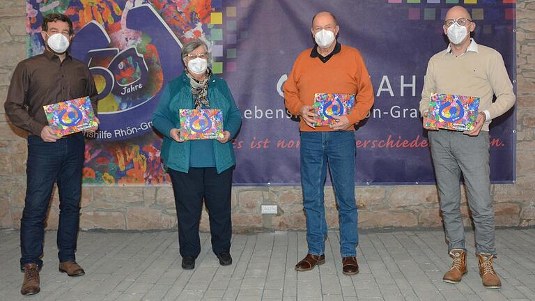 Die Verantwortlichen der Lebenshilfe Rhön-Grabfeld freuen sich, die gedruckte Chronik präsentieren zu können. Von links: Andre Hahn (2. Vorsitzender), Brunhilde Hergenhan (1. Vorsitzende), Peter Schmitt (ehemaliger Schriftführer) und Jens Fuhl (Geschäftsführer).