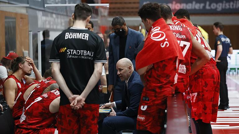 Baskets-Trainer Denis Wucherer (hier in einer Auszeit während der jüngsten Partie gegen Göttingen) versucht, seine Mannschaft so vorzubereiten, als würde Würzburg am Freitag in Weißenfels spielen.