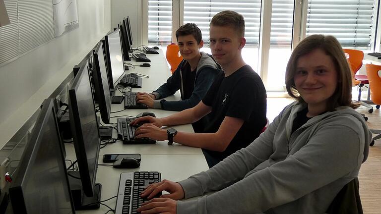 Den ersten Platz als Team erreichten die Haßfurter Gymnasiasten (von vorne) Nikolas Finke, Moritz Merkel und Felix Schuster bei der Hacking-Challenge der Hochschule Augsburg. Den ersten Platz als Team erreichten die Haßfurter Gymnasiasten (von vorne) Nikolas Finke, Moritz Merkel und Felix Schuster bei der Hacking-Challenge der Hochschule Augsburg.
