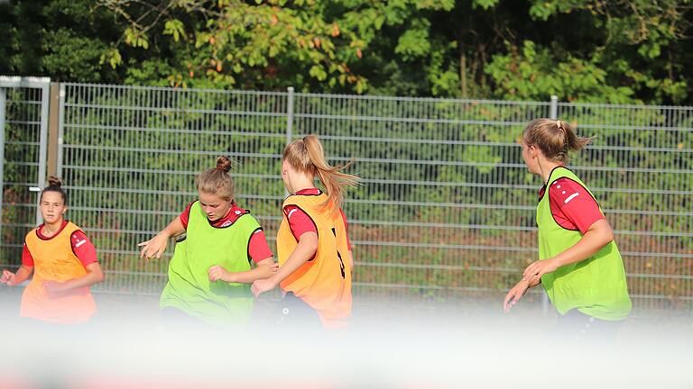 Eindrücke aus dem NFZ-Training (von links): Alina Klingler, Jana Schneider, Laura Meier undAnna Reinders. Eindrücke aus dem NFZ-Training (von links): Alina Klingler, Jana Schneider, Laura Meier undAnna Reinders.
