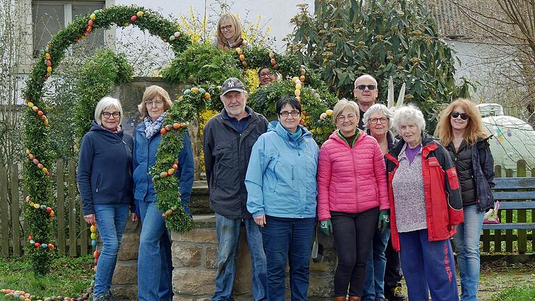 Mitglieder des Obst- und Gartenbauvereins Hausen haben den Wethbrunnen österlich geschmückt.