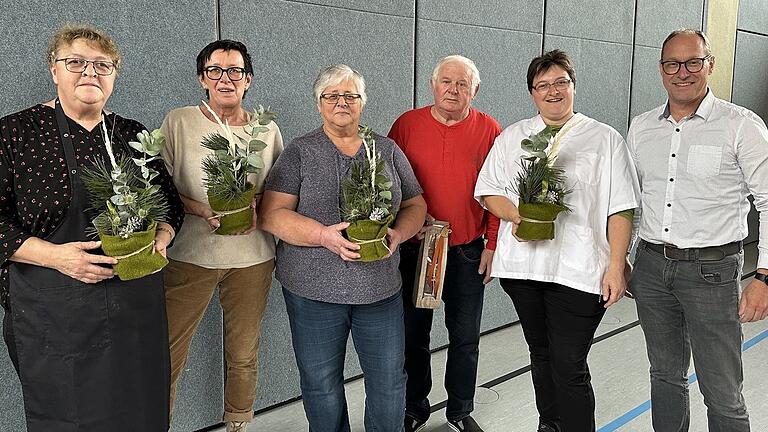 Bürgermeister Gerd Jäger (rechts) überreichte einen Blumengruß und ein Präsent bei der 10-Jahresfeier. Unser Bild zeigt von links: Martina Hübner, Sigrid Starsetzki, Christine Trainat, Dieter Trainat und Carmen Then. Bürgermeister Gerd Jäger (rechts) überreichte einen Blumengruß und ein Präsent bei der 10-Jahresfeier. Unser Bild zeigt von links: Martina Hübner, Sigrid Starsetzki, Christine Trainat, Dieter Trainat und Carmen Then.