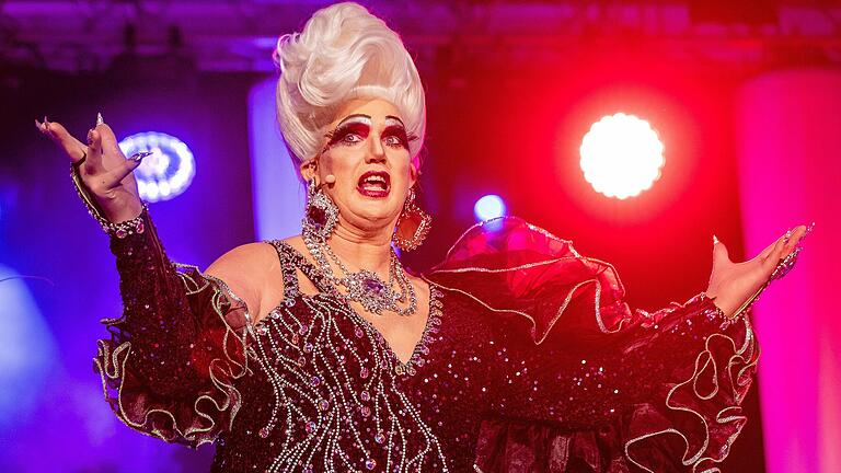 Der Abend mit bunten Gästen: 'Varieté for Charity' brachte Zauber in die Steigerwaldhalle. Der Abend mit bunten Gästen: 'Varieté for Charity' brachte Zauber in die Steigerwaldhalle.