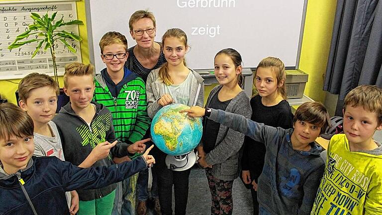 Hoffen auf einen Preis: Ihr filmischer Rap „Wir machen eine Weltreise“ hat es in den Wettbewerb der 38. bayerischen Schulfilmtage geschafft. Am Wochenende ist ihr Beitrag wie viele mehr in Gerbrunn zu sehen. Im Bild: Schulfilmer der ehemaligen 4b der Eichendorffschule mit ihrer ehemaligen Klasslehrerin Brigitte Fritsch. Hoffen auf einen Preis: Ihr filmischer Rap „Wir machen eine Weltreise“ hat es in den Wettbewerb der 38. bayerischen Schulfilmtage geschafft. Am Wochenende ist ihr Beitrag wie viele mehr in Gerbrunn zu sehen. Im Bild: Schulfilmer der ehemaligen 4b der Eichendorffschule mit ihrer ehemaligen Klasslehrerin Brigitte Fritsch.