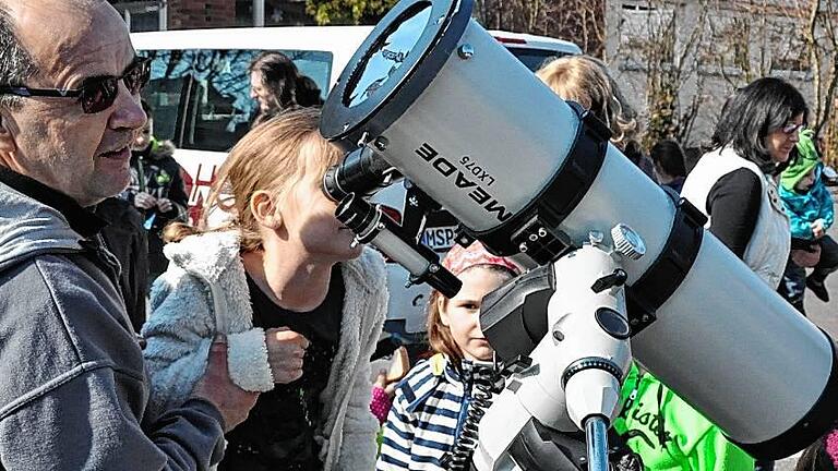 Wissenswertes über Planeten lernen: Am Sonntag, 22. Mai können interessierte Familien sich mit Jürgen Väth (im Bild links) auf die spannende Reise auf den Planetenwanderweg begeben.