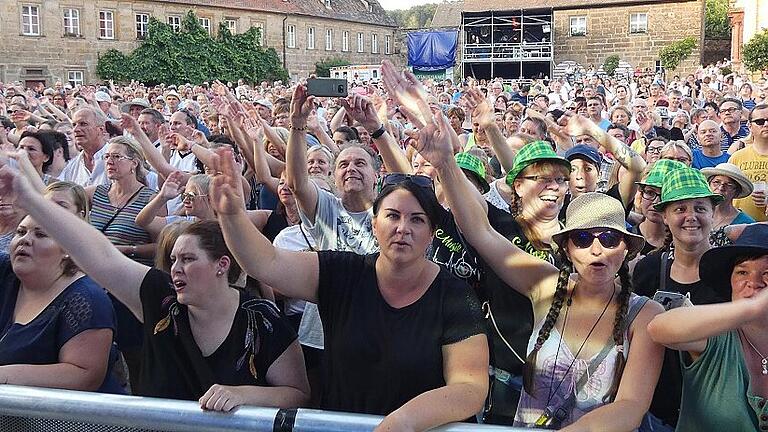 Die Fans auf dem Schlossareal in Eyrichshof waren begeistert von dem Konzert und sangen viele Lieder mit.