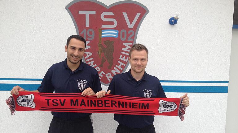 Ein Bild aus dem Jahr 2015: Kabil Jabiri (links) und Kai Siemers posieren in ihrer Funktion als Spielertrainer beim TSV Mainbernheim.