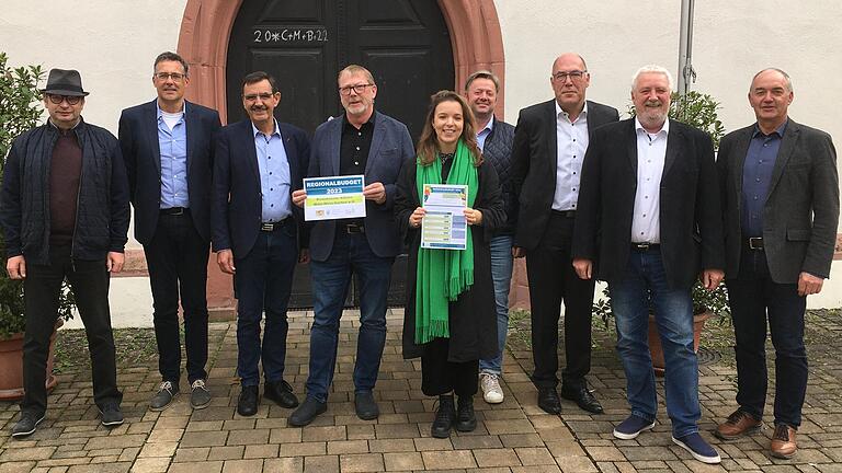 Die Verantwortlichen der ILE-Region (von links): Himmelstadts Bürgermeister Herbert Hemmelmann, Michael Manger und Michael Kuhn vom ALE Unterfranken, Thüngersheims Bürgermeister Michael Röhm, ILE-Managerin Anna Klüpfel, Zellingens Bürgermeister Stefan Wohlfart, Margetshöchheims Bürgermeister Waldemar Brohm, Zell am Mains Bürgermeister Joachim Kipke und Retzstadts Bürgermeister Karl Gerhard.