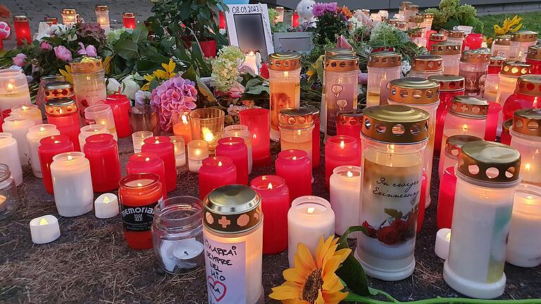 &nbsp;Kerzen und Blumen zum Gedenken an den getöteten 14-Jährigen vor dem Lohrer Schulzentrum. Sein Foto ist hier gepixelt.