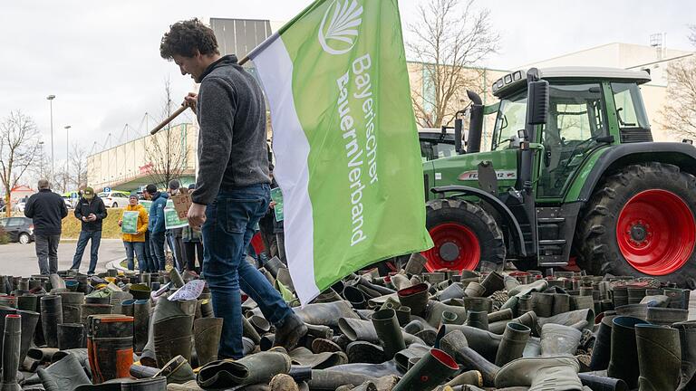 Bauern protestieren.jpeg       -  Auch der Bayerische Bauernverband geht kommende Woche wieder gegen die Sparpläne der Bundesregierung auf die Barrikaden.