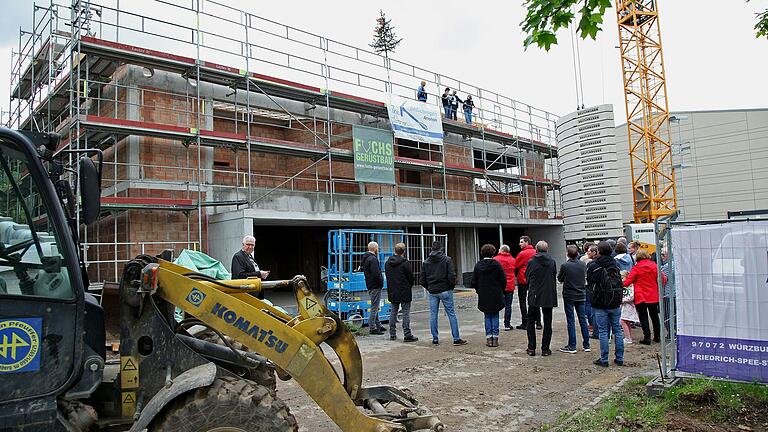 Beim Richtfest warfen neben den Vorschulkindern des benachbarten Kinderhauses, Vereinsvertreter und Senioren einen neugierigen Blick auf das 'Haus der Begegnung'.