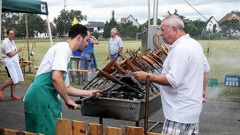 Am offenen Grill werden die Makrelen zubereitet. Rechts im Bild der Vorsitzende des Gernacher Sportanglervereins, Edwin Pohli. Am offenen Grill werden die Makrelen zubereitet. Rechts im Bild der Vorsitzende des Gernacher Sportanglervereins, Edwin Pohli.