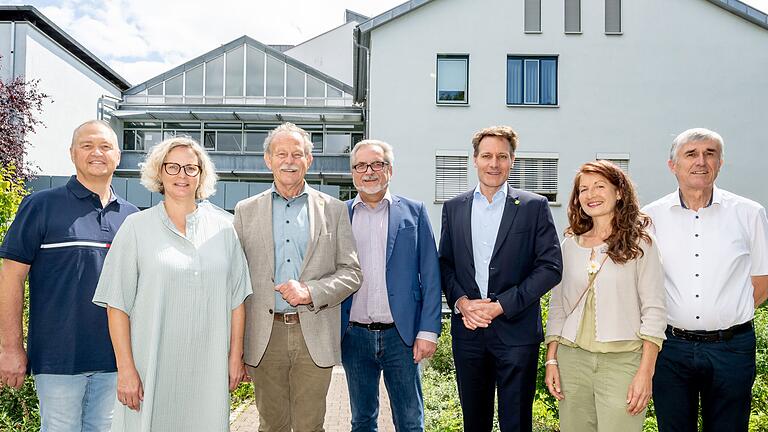 Am Ende des Besuchs der Delegation der Grünen in der Geomed-Klinik gab's das obligatorische Gruppenfoto. Dieses zeigt (von links) Dr. Michael Dietrich, Stefanie Döpfner (Geo-net), Landtagsabgeordneter Paul Knoblach, Geschäftsführer Wolfgang Schirmer, Landtagsvizepräsident Ludwig Hartmann, Kerstin Kramer und Thomas Vizl (beide Geo-net).