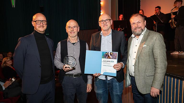 Laudator Tobias Grimm (links) mit den Preisträgern des Casablanca Filmtheaters, Gert Dobner und Hannes Tietze, sowie Landrat Thomas Eberth (rechts).