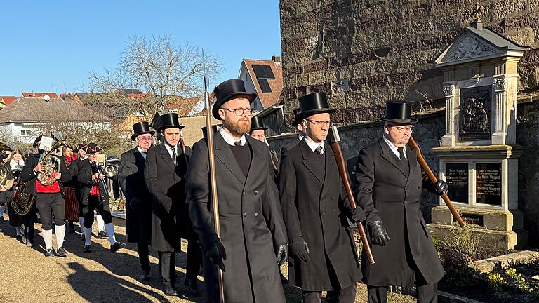 Mehr als 100 Teilnehmer gestalteten den Sebastiani-Tag. Auch viele Gäste verfolgten die Tradition der Oberschwarzacher Bürgerwehr.