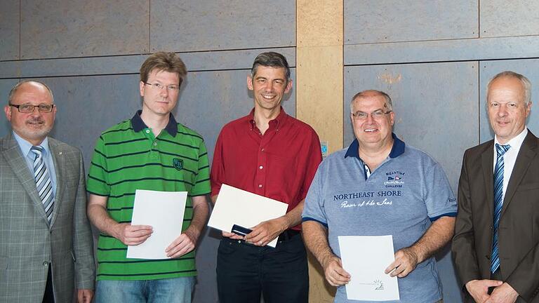 Ehrungen beim Bezirkstag in Kist: Langjährige Fachwarte des Bayerischen Tischtennis-Verbandes wurden mit der Ehrennadel ausgezeichnet. Unser Bild zeigt: (von links) Bezirksvorsitzender Joachim Car, Stephan Enser (Würzburg), Martin Gerhard (Stetten), Dieter Klühspies (Randersacker) und Vizepräsident Norbert Endres.