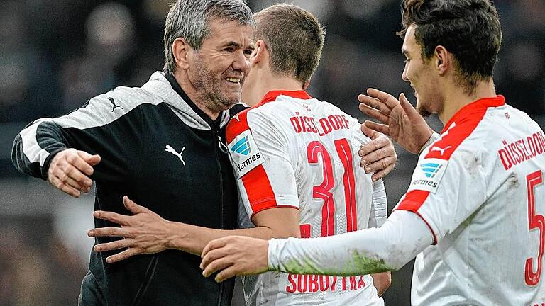 FC St. Pauli - Fortuna Düsseldorf       -  Erfahrener Trainer, junges Team &ndash; auf diese Mischung vertraut Kickers-Gegner Fortuna Düsseldorf. Hier jubelt Coach Friedhelm Funkel (links) mit den Spielern Marcel Sobottka (Mitte) und Kaan Ayhan über den Düsseldorfer 1:0-Sieg beim FC St. Pauli.