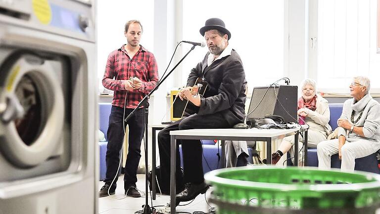 Blues wie am Mississippi hörten die Besucher im Waschsalon von &bdquo;Sebbo&ldquo; Schneider und &bdquo;Jürgen &bdquo;TJ&ldquo; Thürauf, dem &bdquo;Mann mit Melone&ldquo; (von links).