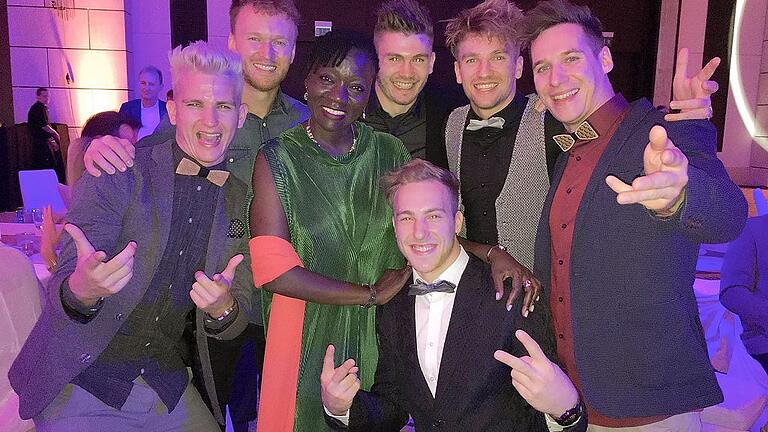 Gruppenbild mit Auma Obama: Im Herbst 2017 lernte die Schweinfurter Dancefloor Destruction Crew (links der künstlerische Leiter Marcel Geissler) die Schwester des ehemaligen US-Präsidenten in Griechenland bei einem Charity-Event kennen. Jetzt fliegt sie zur Eröffnung eines Hilfsprojektes von Auma Obamas Stiftung nach Kenia.