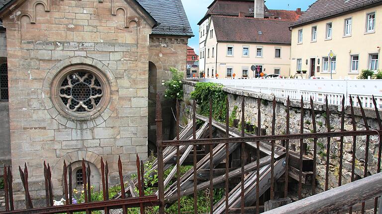 Das historische Stützbauwerk hinter der Kirchenmauer konnte den auf die Mauer entlang der B22 in Ebrach einwirkenden Kräfte nicht mehr hinreichend standhalten. Das historische Stützbauwerk hinter der Kirchenmauer konnte den auf die Mauer entlang der B22 in Ebrach einwirkenden Kräfte nicht mehr hinreichend standhalten.