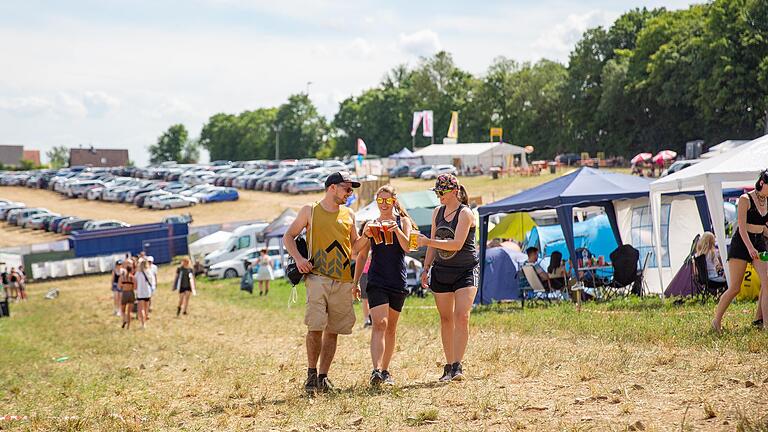 Ein Bier gehört für viele Festival-Fans auf ihrem Rundgang über das Campinggelände einfach dazu.