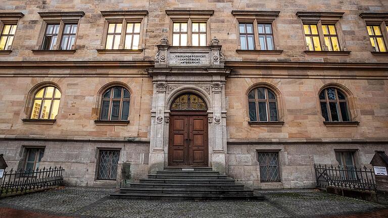 Die drei Angeklagten haben vor dem Landgericht Bamberg gestanden. Den beiden Männern drohen lange Haftstrafen.