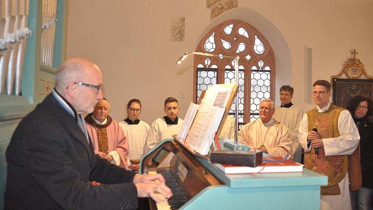 Regionakantor Rainer Aberle ließ die Toccata im romantischen Stil über Tochter Zion von Willem van Twillert in der Ballingshäuser Pfarrkirche erklingen. Mit im Bild Pfarrer i. R. Manfred Hauck, Bischof em. Friedhelm Hofmann und Pfarrer Dr. Eugen Daigeler Regionakantor Rainer Aberle ließ die Toccata im romantischen Stil über Tochter Zion von Willem van Twillert in der Ballingshäuser Pfarrkirche erklingen. Mit im Bild Pfarrer i. R. Manfred Hauck, Bischof em. Friedhelm Hofmann und Pfarrer Dr. Eugen Daigeler