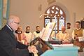 Regionakantor Rainer Aberle ließ die Toccata im romantischen Stil über Tochter Zion von Willem van Twillert in der Ballingshäuser Pfarrkirche erklingen. Mit im Bild Pfarrer i. R. Manfred Hauck, Bischof em. Friedhelm Hofmann und Pfarrer Dr. Eugen Daigeler