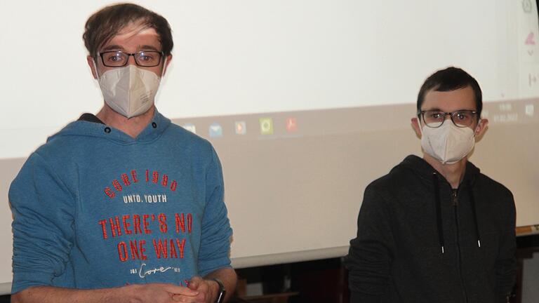 Die Jungsanitäter Matthias Schuhmann (links) und Stefan Hofmann präsentierten dem Gemeinderat von Kirchlauter ihr Projekt für einen „First Responder'-Standort. Die Jungsanitäter Matthias Schuhmann (links) und Stefan Hofmann präsentierten dem Gemeinderat von Kirchlauter ihr Projekt für einen „First Responder'-Standort.
