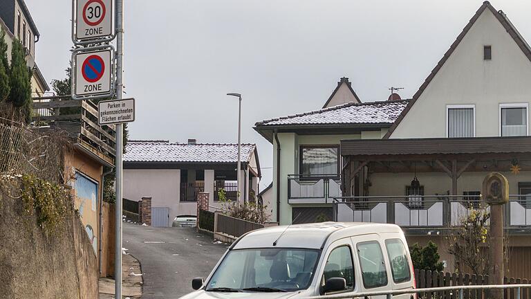 Weil es des öfteren Probleme mit parkenden Fahrzeugen am Rienecker Herrgottsberg gab, wurde hier eine Halteverbotszone mit gekennzeichneten Parkflächen eingerichten. Dennoch komme die Müllabfuhr manchmal nicht durch, stellte eine Anliegerin in der Bürgerversammlung fest.