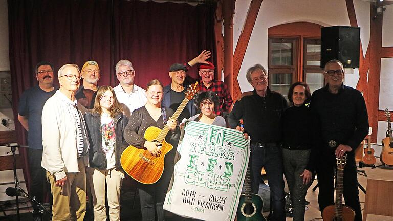 Auch an diesem Abend hatten die Künstlerinnen und Künstler beim English Folk Club wieder eine enorme Bandbreite im Gepäck: Von Bluegrass und amerikanischer Bluesmusik bis hin zu fränkischer Mundart und humoristischen Stücken.       -  Auch an diesem Abend hatten die Künstlerinnen und Künstler beim English Folk Club wieder eine enorme Bandbreite im Gepäck: Von Bluegrass und amerikanischer Bluesmusik bis hin zu fränkischer Mundart und humoristischen Stücken.