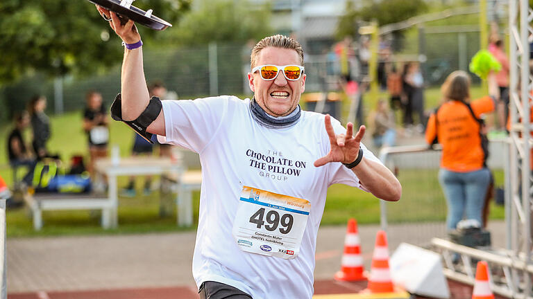 Über 1500 Sportler laufen am Donnerstag 13.06.24 den WUE2RUN Firmenlauf in Würzburg.