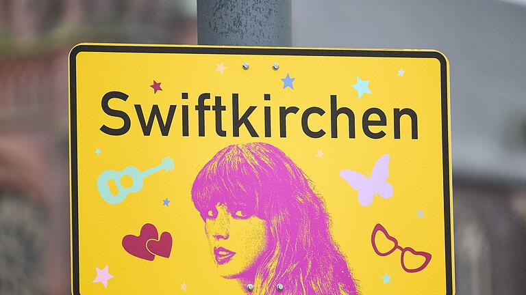 Gelsenkirchen wird zu Ehren von Taylor Swift zu &bdquo;Swiftkirchen&rdquo;       -  Die Stadt Gelsenkirchen wird im Juli Schauplatz für die &bdquo;Eras Tour&rdquo; von Superstar Taylor Swift - und gibt zu Ehren der Musikerin einen neuen &bdquo;Swiftkirchen&rdquo;.