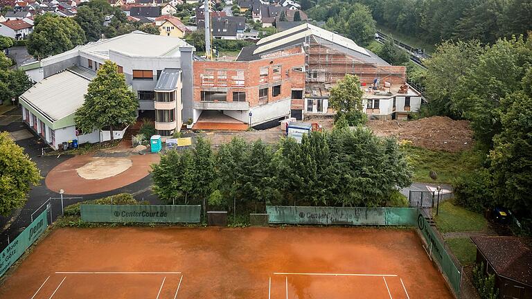 Ansicht der Bauarbeiten der alten Tennishalle in Margetshöchheim, die bis vor kurzem ungenutzt war.&nbsp;