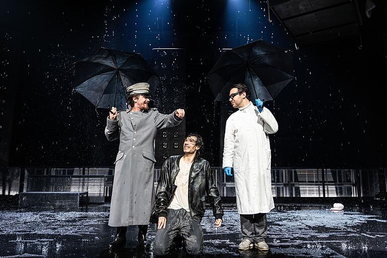Die erbärmliche Wirklichkeit. Woyzeck hat keine Chance in einer Welt voller Zynismus (von links: Johannes Schönberg, Leonard Pfeiffer, Max Rehberg). Die erbärmliche Wirklichkeit. Woyzeck hat keine Chance in einer Welt voller Zynismus (von links: Johannes Schönberg, Leonard Pfeiffer, Max Rehberg).