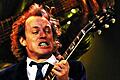 AC/DC-Gitarrist Angus Young, unten der &bdquo;Hells Bells Sauvignon Blanc&ldquo; seiner Band.