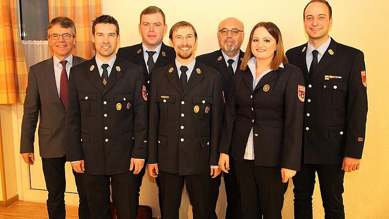 Zweiter Bürgermeister Martin Mack (links) und Kreisbrandmeister Daniel Scheller (rechts) dankten (von links) Kommandant Christian Hogen, seinem Stellvertreter André Leixner, dem Vorsitzenden Frank Flederer, Kassier Alfred Hackenberg und Schriftführerin Annika Moller dafür, dass sie Verantwortung in der Feuerwehr Stammheim übernehmen.