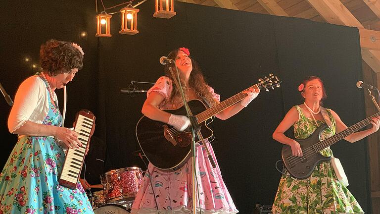 Andrea Paredes Montes (Mitte), Lexi Rumpel (rechts) und Isabelle Bodenseh (links) sind die 'Wonderfrolleins'. Am Schlagzeug unterstützt sie Rainer Rumpel.       -  Andrea Paredes Montes (Mitte), Lexi Rumpel (rechts) und Isabelle Bodenseh (links) sind die 'Wonderfrolleins'. Am Schlagzeug unterstützt sie Rainer Rumpel.