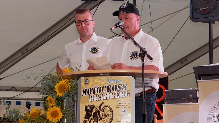 Vorsitzender Michael Weidner (rechts) und stellvertretender Vorsitzender Matthias Huppmann hielten bei der Feier zum 50. Jubiläum einen Rückblick auf die Historie des Bramberger Motorsportclubs.