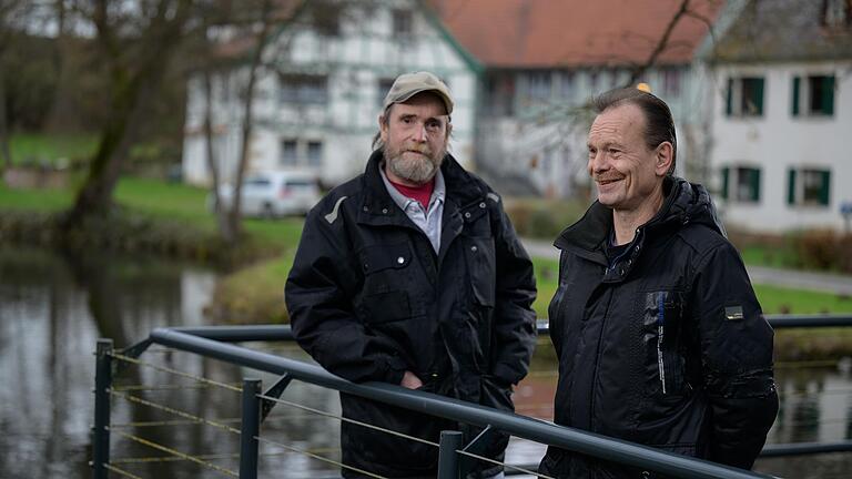 Die Bewohner Berti (l.) und Klaus stehen am Ufer eines kleinen Sees an der Einfahrt zum Simonshof in Bastheim in der Rhön. 
Der Heimathof Simonshof ist im Rahmen der Wohnsitzlosenhilfe eine der größten und ältesten Einrichtungen in Bayern.